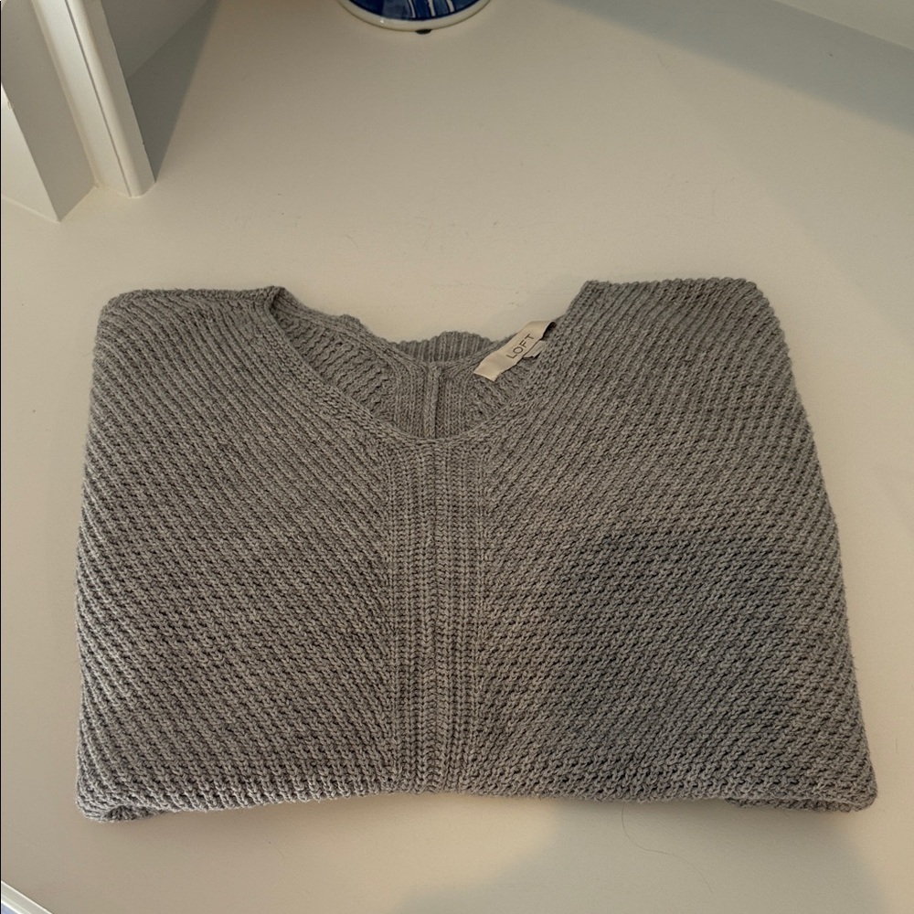 LOFT Women’s Heather Gray Knit Pullover V neck Size Large